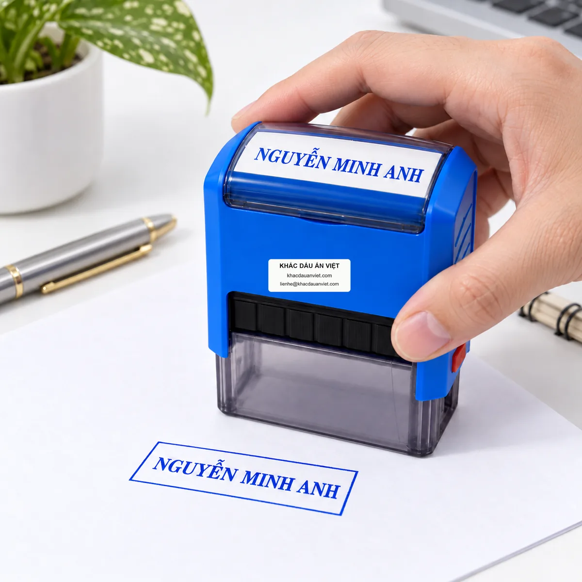 Đóng dấu tên lên giấy bằng dấu liền mực